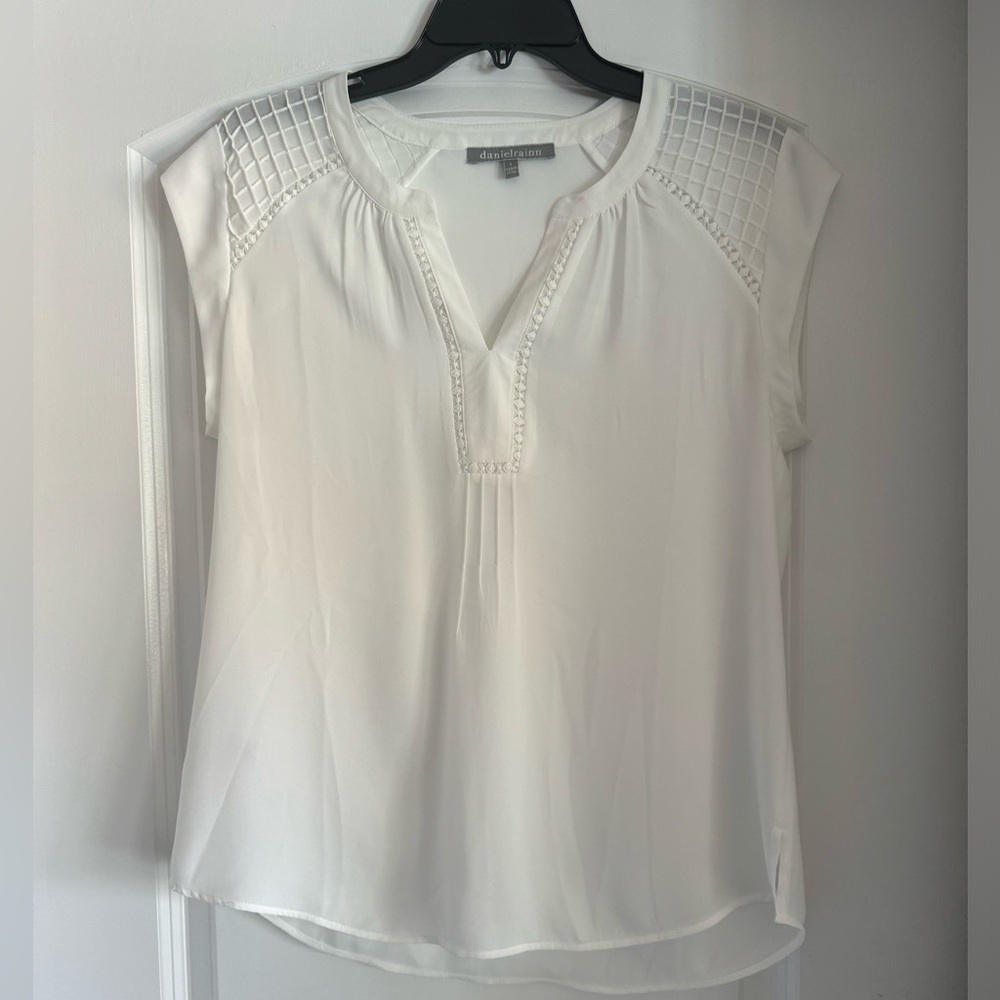 White blouse, never worn, size small. From a “Daily Look” box.